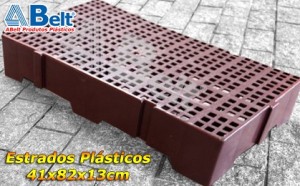 Estrado Plástico 41x82x13cm na cor marrom