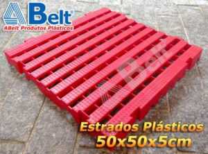 Estrado Plástico 50 x 50 x 5 cm na cor vermelha